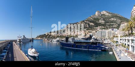 Monaco, Monaco - 17 mars 2021 : vue panoramique sur le port du Cap d'ail et les hôtels du quartier Fontvielle de Monaco Banque D'Images