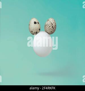 Œuf blanc avec œufs de caille comme oreilles - peu créatif Concept de Pâques Banque D'Images