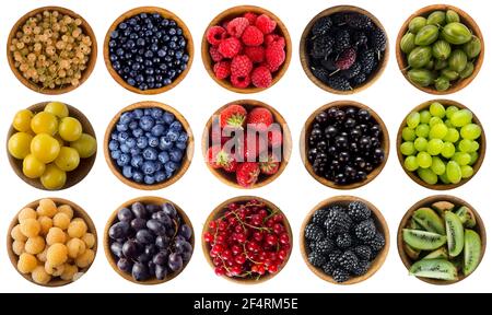 Aliments verts, jaunes, rouges, bleus et noirs. Baies isolées sur blanc. Collage de différentes couleurs fruits et baies sur fond blanc. Fraises Banque D'Images