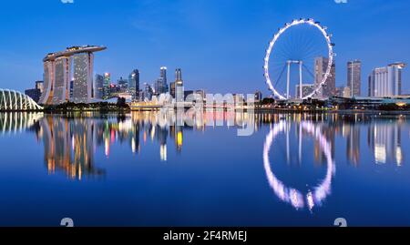 Paysage urbain de Singapour au crépuscule. Paysage du bâtiment d'entreprise autour de Singapour Marina Bay. Bâtiment moderne dans le quartier des affaires au crépuscule.