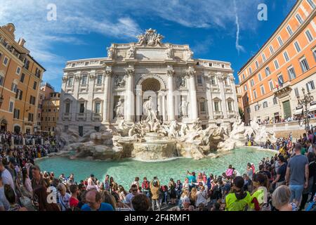 Rome, Italie - Oct 03, 2018 : l'agitation et de plaisir autour de la fontaine de Trevi à Rome Banque D'Images