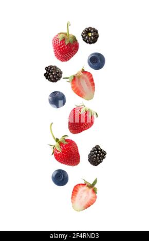 Ensemble de fraises, de bleuets et de mûres isolées sur la découpe blanche. Collage de bleuets entiers, de fraises et de mûres isolées sur du blanc. Banque D'Images