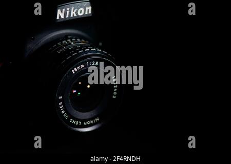 San Pellegrino terme, Italie - 28 novembre 2020: Nikon appareil photo reflex avec objectif 28 mm Banque D'Images