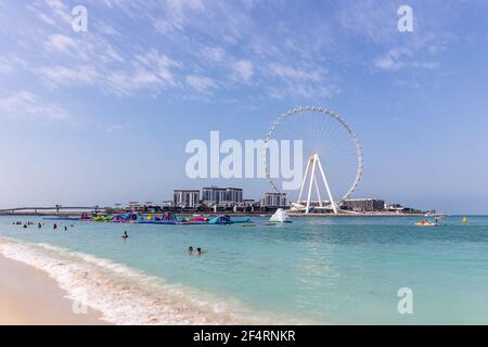 Dubaï, Émirats arabes Unis, 22.02.2021. Horizon de l'île Bluewaters avec Ain Dubai (Dubai Eye) la plus grande roue de ferris au monde, JBR Beach en premier plan. Banque D'Images