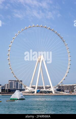 Dubaï, Émirats arabes Unis, 22.02.2021. Horizon de l'île Bluewaters avec Ain Dubai (Dubai Eye) la plus grande roue du monde et une baie aquatique avec parc d'attractions flottant Banque D'Images