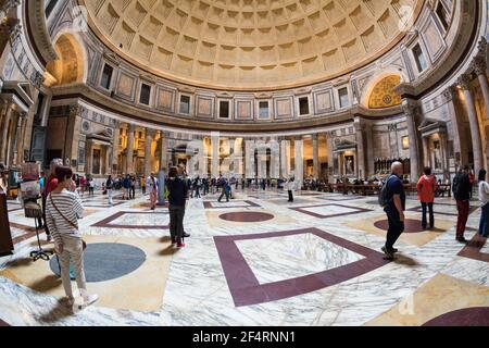 Rome, Italie - 05 octobre 2018 : touristes visitant l'intérieur du Panthéon Banque D'Images