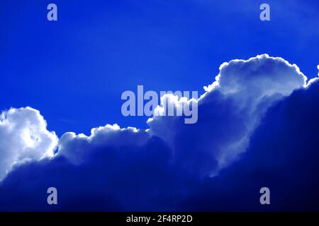 Nuage de cumulus doublé d'argent contre ciel bleu profond Banque D'Images