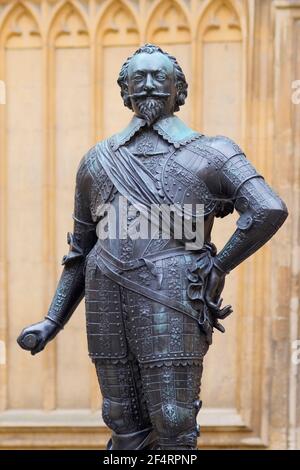 Statue de bronze William Herbert, 3e comte de Pembroke (1580–1630), devant entrée principale de la bibliothèque Old Bodleian Banque D'Images