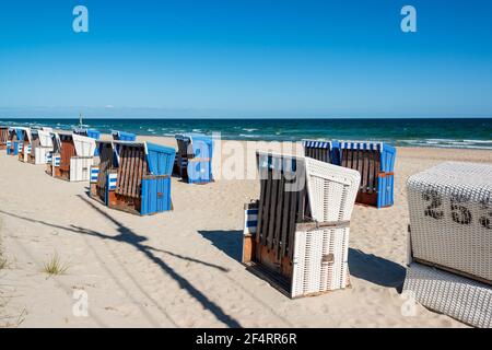 Steckörbe an einem feinen Sandstrand an der Ostseeküste von Schleswig-Holstein Banque D'Images