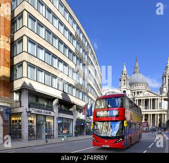 Londres, Angleterre, Royaume-Uni. Ludgate Hill, menant à la cathédrale Saint-Paul Banque D'Images