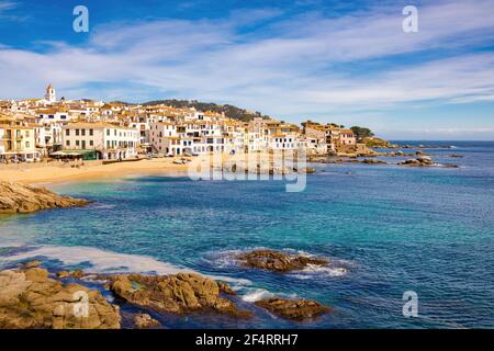 Vue panoramique sur la ville de Calella de Palafrugell depuis le bout de la baie. Calella de Palafrugell. Catalogne, Espagne Banque D'Images