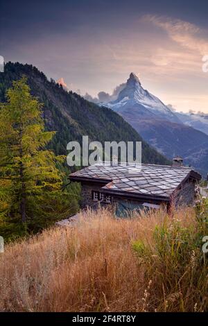 Matterhorn, Alpes suisses. Image paysage des Alpes suisses avec le Cervin pendant le beau coucher de soleil d'automne. Banque D'Images