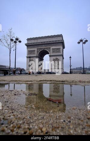 Paris, France - 31 janvier 2021 : reflet de l'eau de l'Arc de Triomphe à Paris France Banque D'Images
