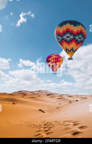 Désert et paysage en montgolfière au lever du soleil Banque D'Images