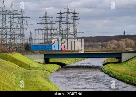 L'Emscher, rivière des eaux usées, sera renaturisée après l'achèvement du canal des eaux usées d'Emscher, pont routier, B224, Gladbacher Strasse, High Banque D'Images