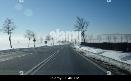 Paysage d'hiver, route numéro 8 en Pologne entre Wroclaw et Klodzko. Route vide sans circulation. Banque D'Images