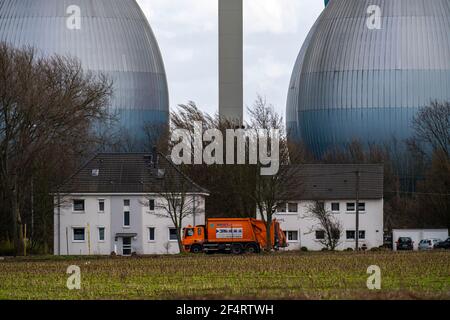 Bâtiments résidentiels, tours de digestion, station de traitement des eaux usées de l'Emschergenossenschaft dans le Weilheimer Mark à Bottrop, NRW, Allemagne Banque D'Images