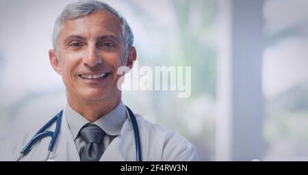 Portrait d'un homme de race blanche, portant un blouse de laboratoire souriant à l'hôpital Banque D'Images