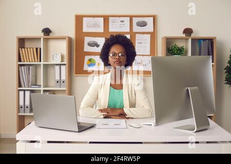 Confiante femme d'affaires afro-américaine secrétaire au portrait de bureau Banque D'Images