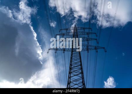 Lignes très haute tension, lignes 380 KV, près de Bottrop, Weilheimer Mark, NRW, Allemagne Banque D'Images