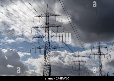 Lignes très haute tension, lignes 380 KV, près de Bottrop, Weilheimer Mark, NRW, Allemagne Banque D'Images