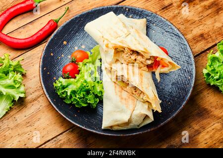 Shawarma, plat de l'est fait à partir de viande de poulet frite enveloppé dans lavash.turc nourriture Banque D'Images