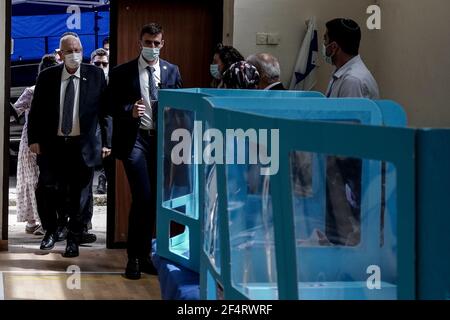 Jérusalem, Israël. 23 mars 2021. Le Président de l'Etat d'Israël, REUVEN RIVLIN, arrive pour voter au quatrième tour en deux ans des élections nationales israéliennes pour le Parlement, la 24e Knesset. Crédit : NIR Amon/Alamy Live News Banque D'Images