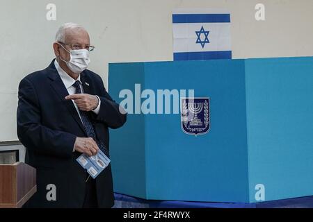 Jérusalem, Israël. 23 mars 2021. Le Président de l'Etat d'Israël, REUVEN RIVLIN, vote au quatrième tour en deux ans des élections nationales israéliennes pour le Parlement, la 24e Knesset. Crédit : NIR Amon/Alamy Live News Banque D'Images