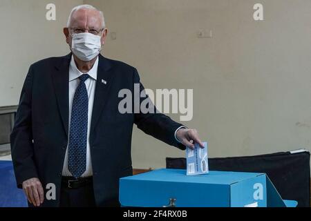 Jérusalem, Israël. 23 mars 2021. Le Président de l'Etat d'Israël, REUVEN RIVLIN, vote au quatrième tour en deux ans des élections nationales israéliennes pour le Parlement, la 24e Knesset. Crédit : NIR Amon/Alamy Live News Banque D'Images