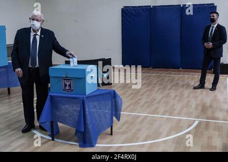 Jérusalem, Israël. 23 mars 2021. Le Président de l'Etat d'Israël, REUVEN RIVLIN, vote au quatrième tour en deux ans des élections nationales israéliennes pour le Parlement, la 24e Knesset. Crédit : NIR Amon/Alamy Live News Banque D'Images