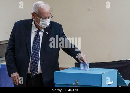 Jérusalem, Israël. 23 mars 2021. Le Président de l'Etat d'Israël, REUVEN RIVLIN, vote au quatrième tour en deux ans des élections nationales israéliennes pour le Parlement, la 24e Knesset. Crédit : NIR Amon/Alamy Live News Banque D'Images