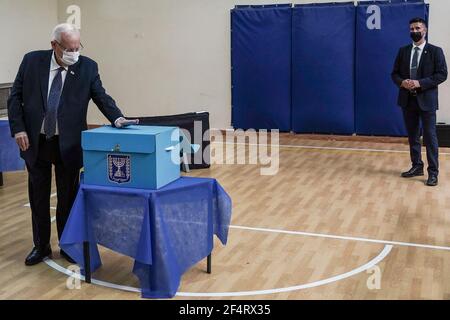 Jérusalem, Israël. 23 mars 2021. Le Président de l'Etat d'Israël, REUVEN RIVLIN, vote au quatrième tour en deux ans des élections nationales israéliennes pour le Parlement, la 24e Knesset. Crédit : NIR Amon/Alamy Live News Banque D'Images