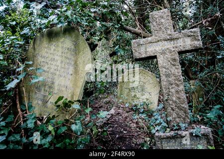 Sépultures surcultivées et délabrées, cimetière victorien de Nunhead, Londres, Royaume-Uni. Banque D'Images