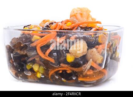 Salade de légumes rôtis et marinés avec câpres et olives un bol en verre Banque D'Images