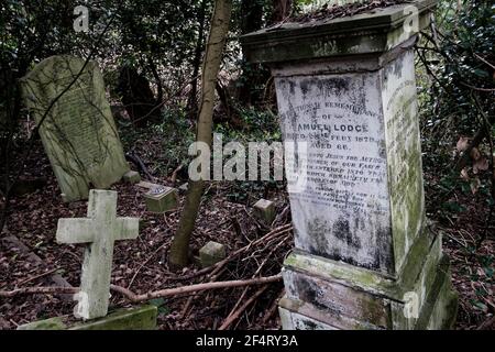 Sépultures surcultivées et délabrées, cimetière victorien de Nunhead, Londres, Royaume-Uni. Banque D'Images