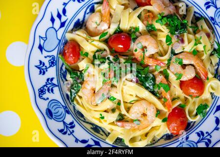 Crevettes toscanes avec tomates, épinards et sauce crémeuse au parmesan Banque D'Images