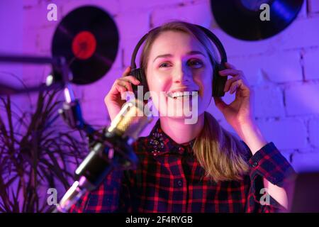 station de radio de bonne humeur avec casque en studio Banque D'Images