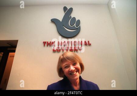 DIANNE THOMPSON, CHEF DE LA DIRECTION DE CAMELOT, DEC 2000IN LE FOYER DE SON BUREAU APRÈS AVOIR ENTENDU QUE CAMELOT A ÉTÉ CHOISI POUR CONTINUER À DIRIGER LA LOTERIE NATIONALE. 19.12,00 PHOTO : JOHN VOOS Banque D'Images