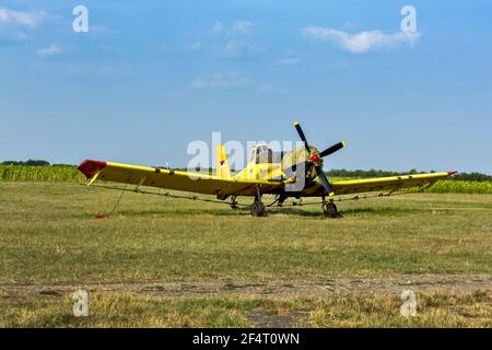 Zrenjanin, Ecka, Serbie, août 04,2015. Ancien aéroport et un vieux avion qui vole occasionnellement pour les besoins touristiques, scolaires ou agricoles. Banque D'Images