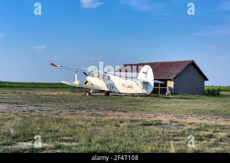 Zrenjanin, Ecka, Serbie, août 04,2015. Ancien aéroport et un vieux avion qui vole occasionnellement pour les besoins touristiques, scolaires ou agricoles. Banque D'Images