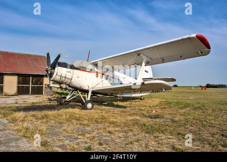 Zrenjanin, Ecka, Serbie, août 04,2015. Ancien aéroport et un vieux avion qui vole occasionnellement pour les besoins touristiques, scolaires ou agricoles. Banque D'Images