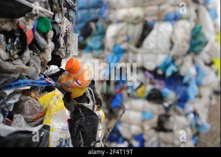 Balles de déchets plastiques dans une installation de recyclage de matériaux au Royaume-Uni. Banque D'Images