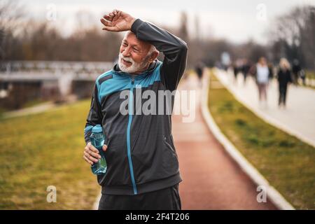 L'homme senior actif est fatigué après l'exercice. Un mode de vie sain à la retraite. Banque D'Images