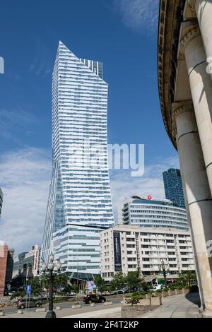 Vue sur la tour résidentielle de Daniel Libeskind à Varsovie, en Pologne. Banque D'Images