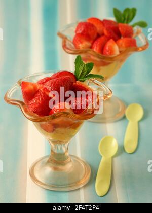 Fraises à la crème anglaise. Banque D'Images