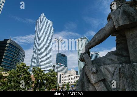 Vue sur la tour résidentielle de Daniel Libeskind à Varsovie, en Pologne. Banque D'Images