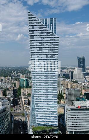 Vue sur la tour résidentielle de Daniel Libeskind à Varsovie, en Pologne. Banque D'Images