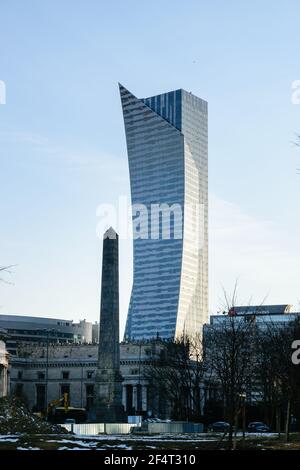 Vue sur la tour résidentielle de Daniel Libeskind à Varsovie, en Pologne. Banque D'Images