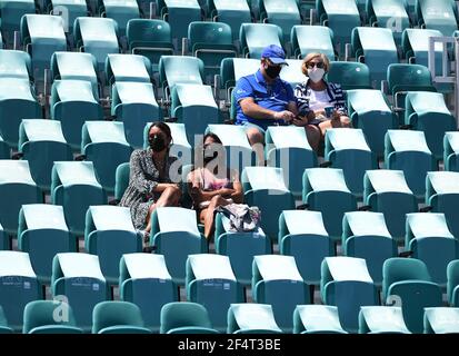 Miami Gardens, Floride, États-Unis. 22 mars 2021. Les spectateurs sont vus à l'occasion du match Bethanie Mattek-Sands contre Sara Errani au 2021Miami Open au Hard Rock Stadium le 22 mars 2021 à Miami Gardens, en Floride. Crédit : Mpi04/Media Punch/Alamy Live News Banque D'Images