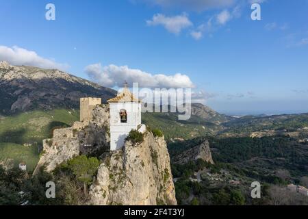 Le vieux château au sommet de la falaise à Guadalest Banque D'Images